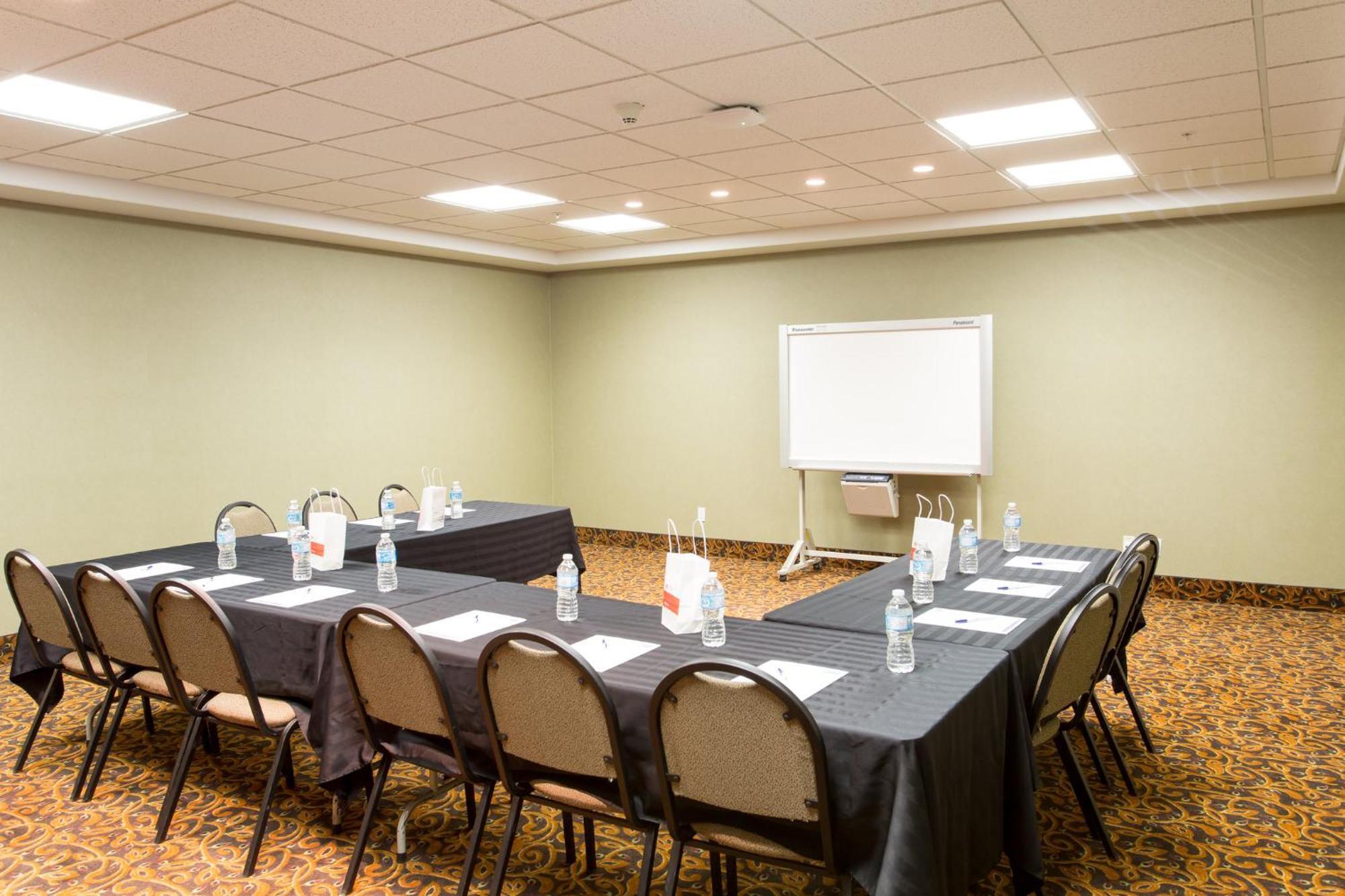 Holiday Inn Express & Suites Whitecourt By Ihg Eksteriør bilde