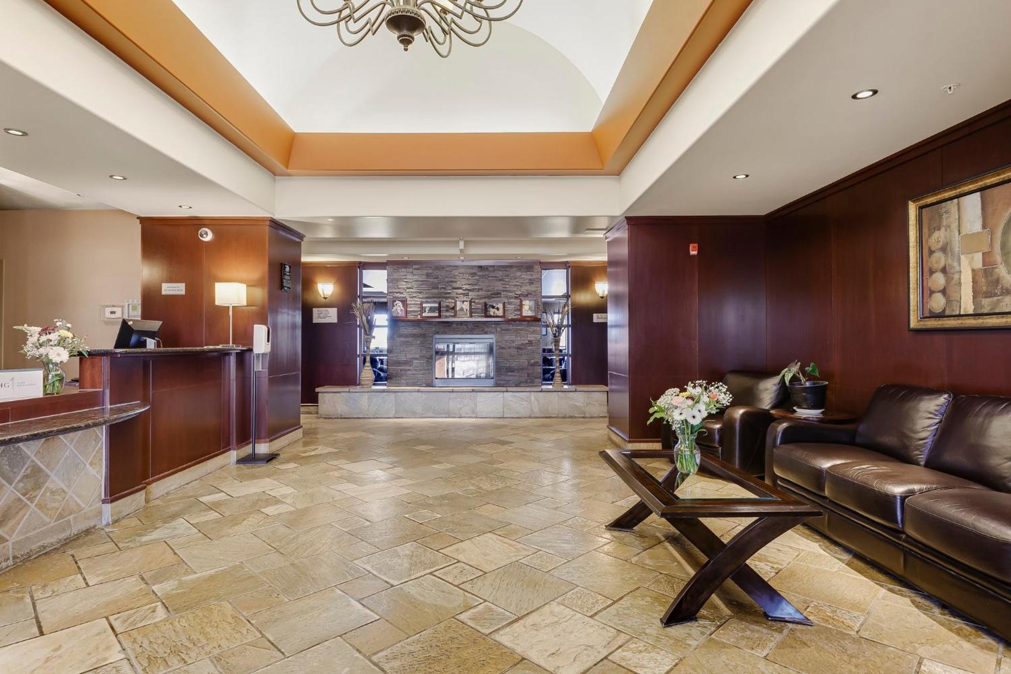 Holiday Inn Express & Suites Whitecourt By Ihg Eksteriør bilde
