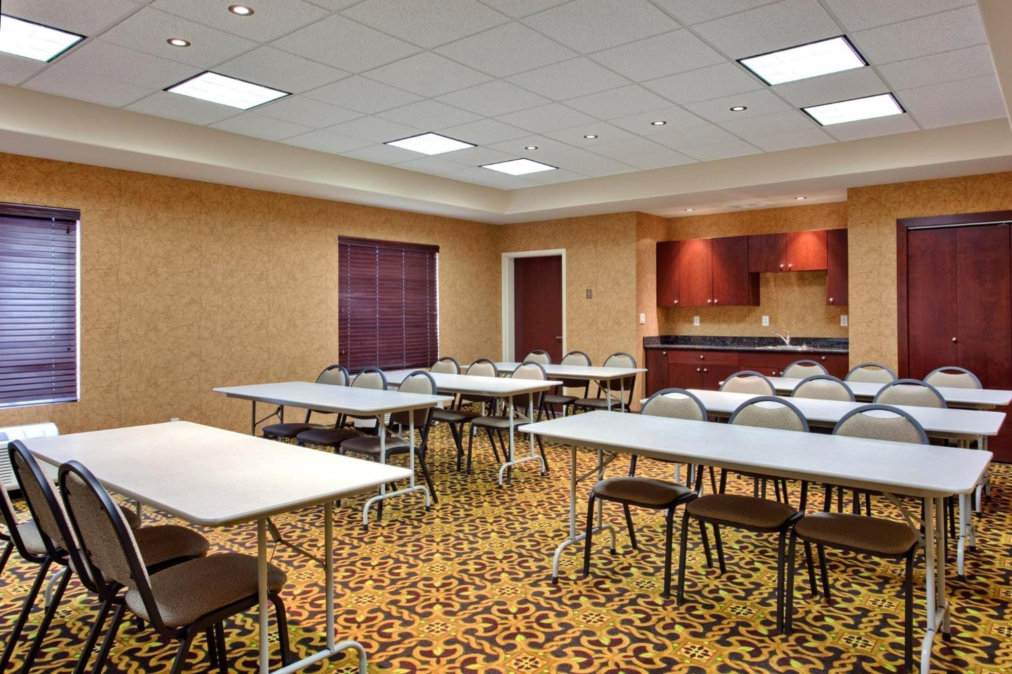 Holiday Inn Express & Suites Whitecourt By Ihg Eksteriør bilde